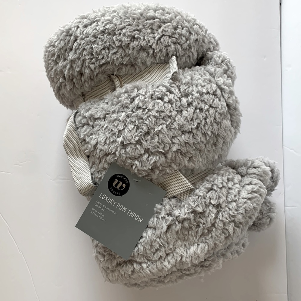 Wayland Square Luxury Pom Throw Plush & Luxurious Comfort 50 in. x 60 in. New